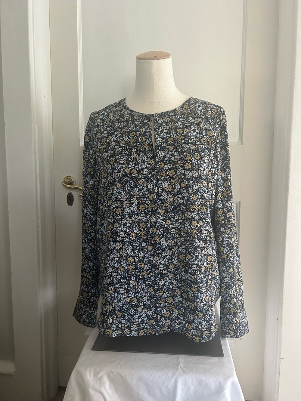 Women’s Banana Republic  Navy Floral Long-Sleeve Blouse